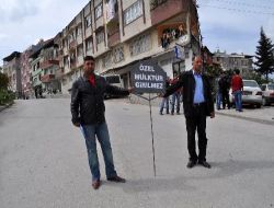 Otoparkının Mühürlenmesine Kızdı, Tapusunu Gösterdiği Ana Caddeyi Trafiğe Kapattı