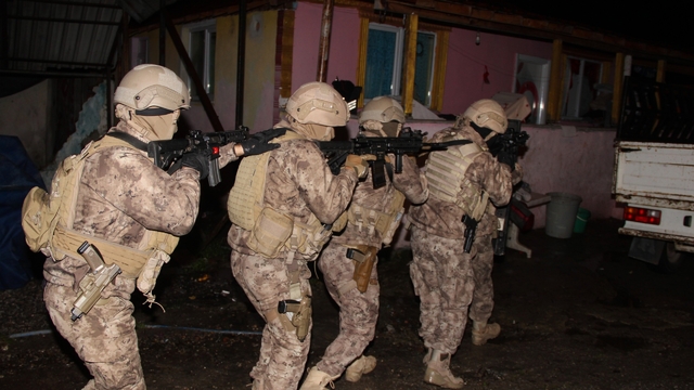 Kocaeli'de uyuşturucu satıcıları ve silah kaçakçılarına yönelik operasyonda 19 kişi yakalandı