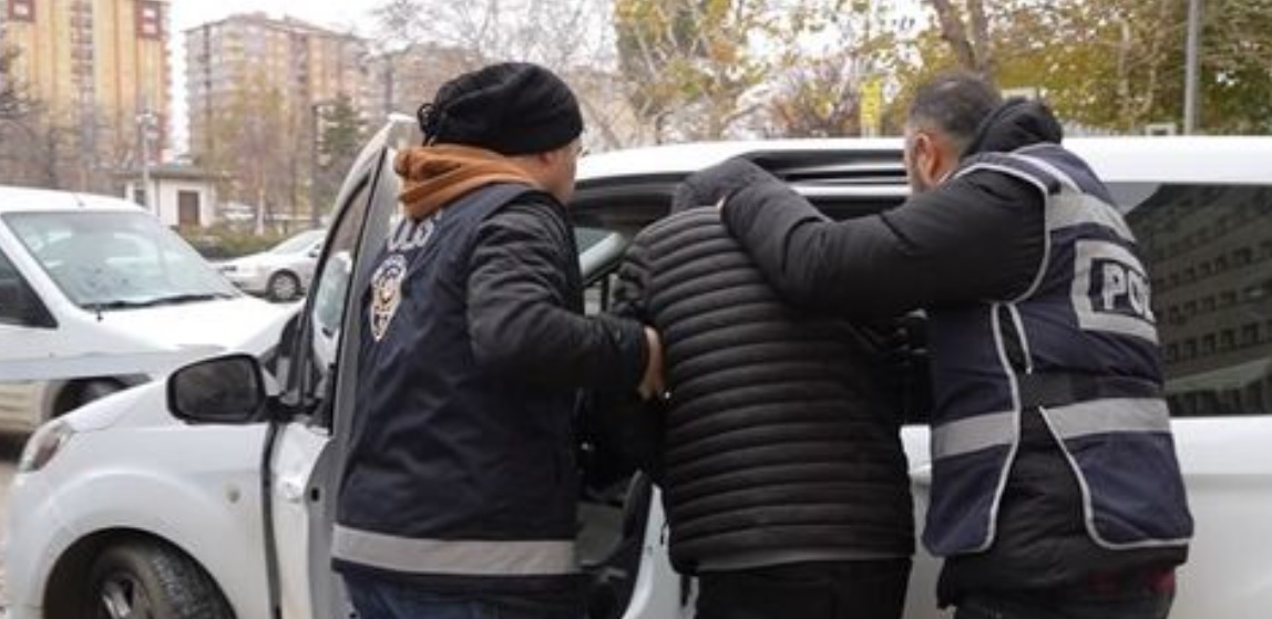 Adana'da bir araçta 50 ruhsatsız tabanca ele geçirildi!