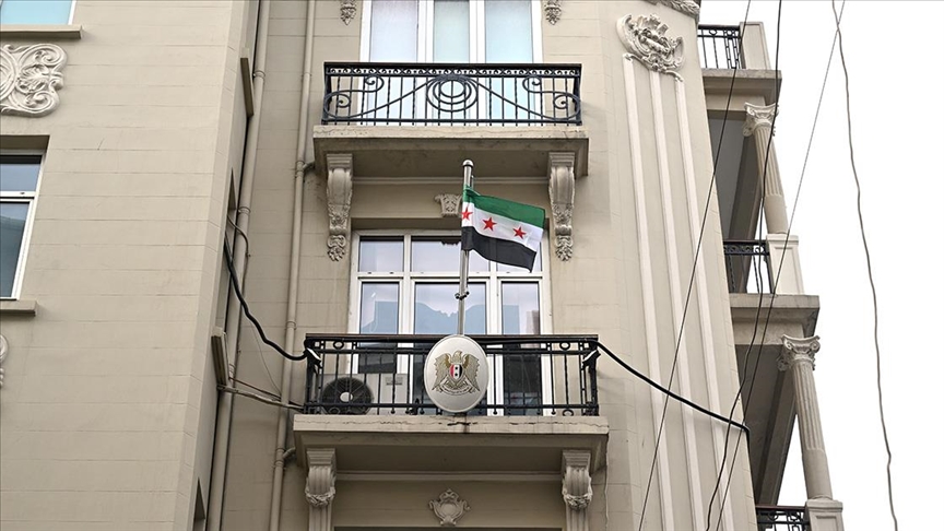 Suriye'nin İstanbul Başkonsolosluğu'na "Devrim Bayrağı" asıldı