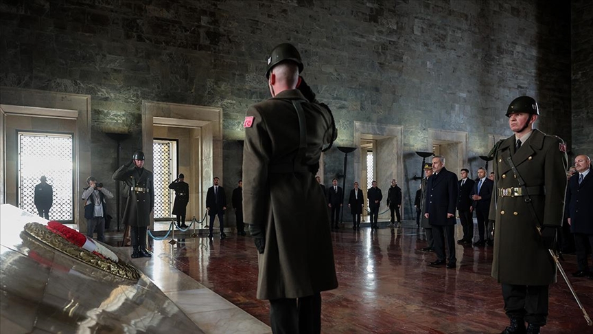 Fidan, bakan yardımcıları ve büyükelçilerle Anıtkabir ve Dışişleri Şehitliği'ni ziyaret etti