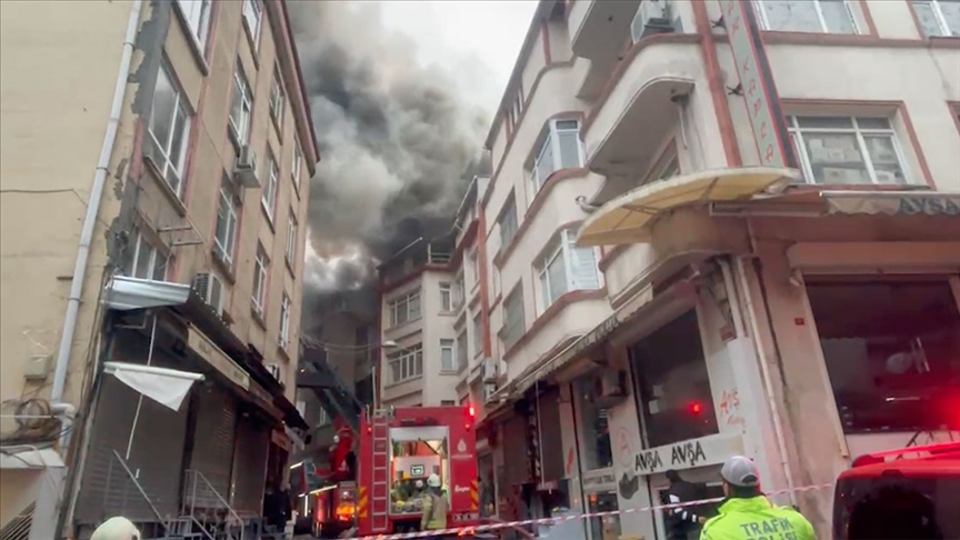 Fatih'te 4 katlı binada yangın! 3 saatte söndürüldü