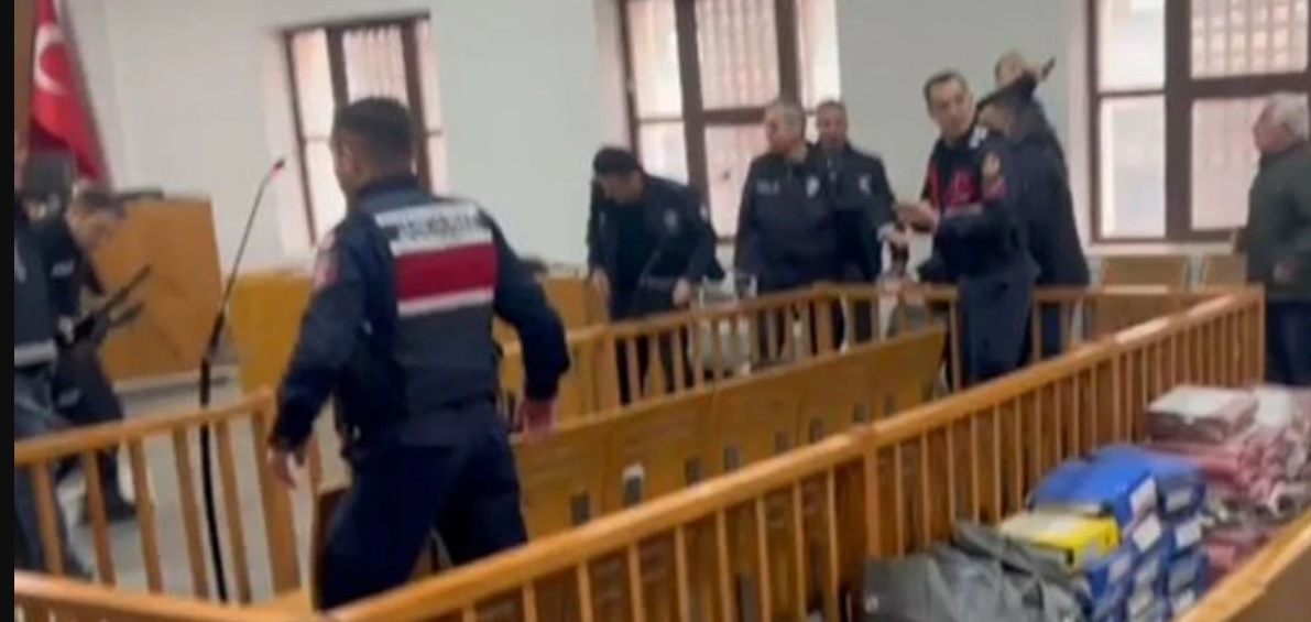 Bursa'da duruşma salonunda silahla vurulan 2 sanık öldü, 2 jandarma yaralandı
