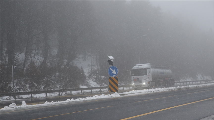 Bolu Dağı'nda kar etkili oluyor..