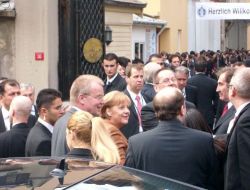 Angela Merkel, Alman Lisesi'ni Ziyaret Etti!