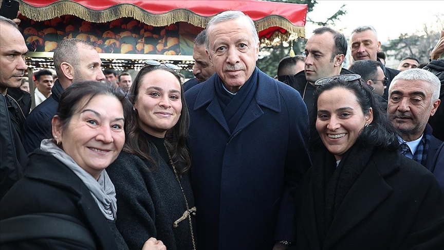 Cumhurbaşkanı Erdoğan Sultanahmet'te vatandaşların kandilini kutladı