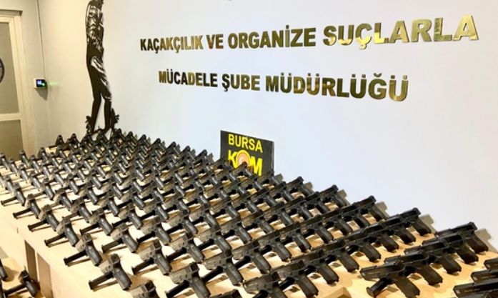 Bursa'da aracında 150 ruhsatsız tabanca ele geçirilen zanlı tutuklandı