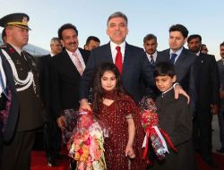 Cumhurbaşkanı Gül, Pakistan'da Çiçeklerle Karşılandı!