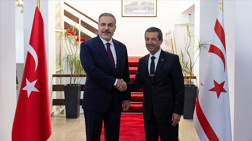 Dışişleri Bakanı Fidan, Lefkoşa'da KKTC'li mevkidaşı Ertuğruloğlu ile bir araya geldi