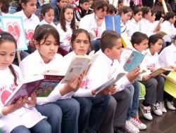 Meydanda Halka Yönelik Kitap Dağıtım Ve Okuma Etkinliği Düzenlediler