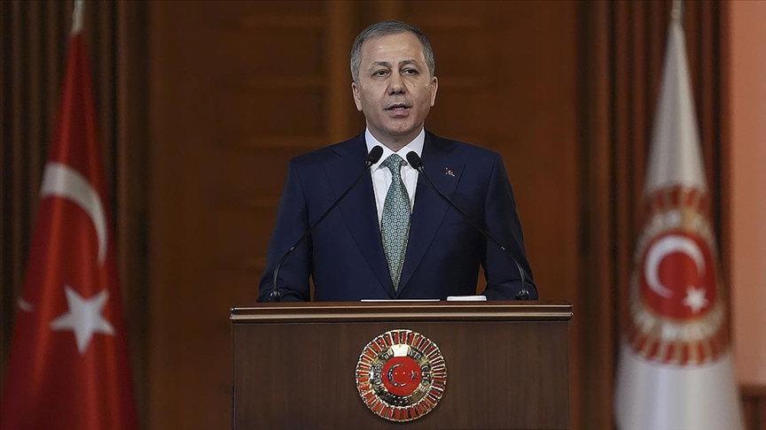 Yerlikaya'dan kazaya müdahale ederken kamyonun çarptığı polisin sağlığına ilişkin açıklama