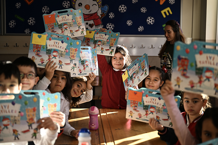 Okullarda yarıyıl tatili için "karne zili" bugün çalacak!