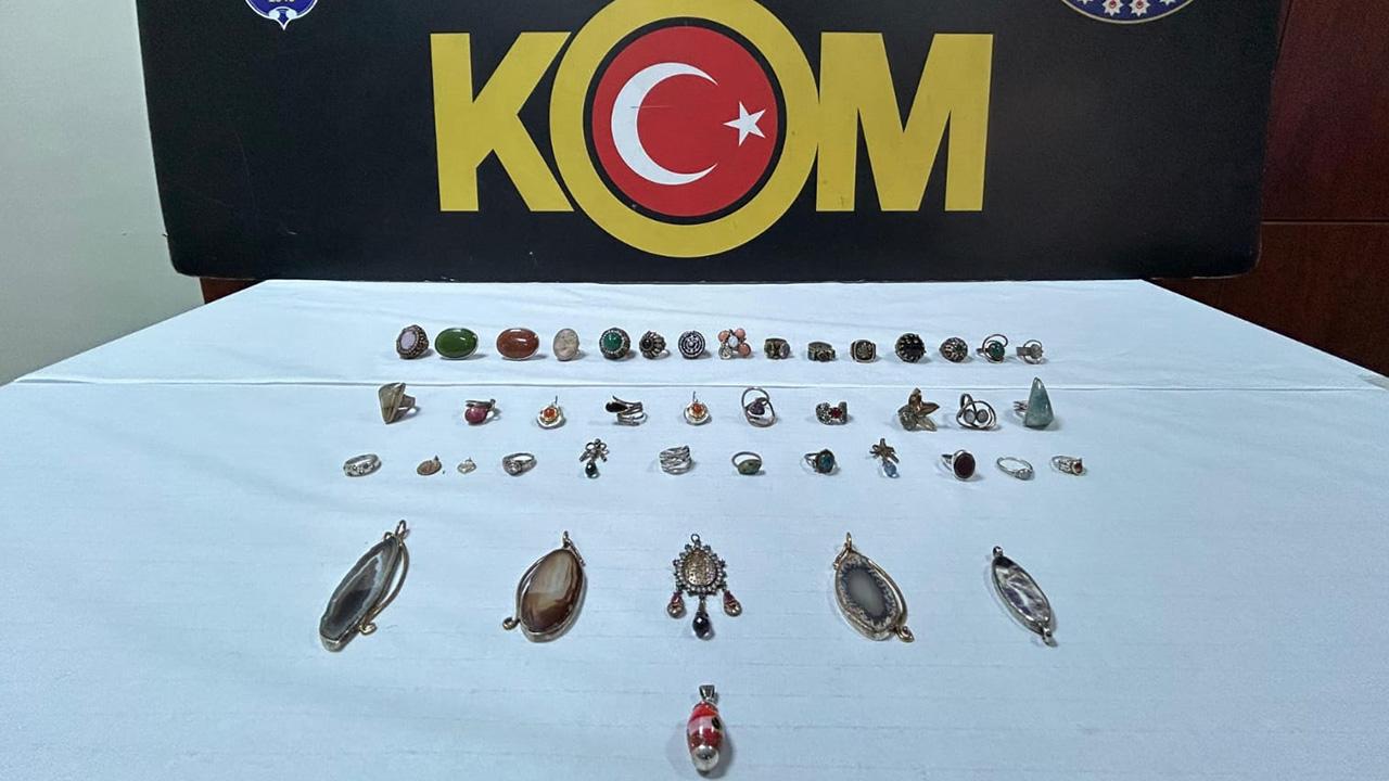 Adana'da şüpheli araçtan 43 tarihi eser objesi çıktı!