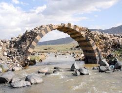 Doğubayazıt'taki Tarihi Köprüyü Karayolları Onaracak!