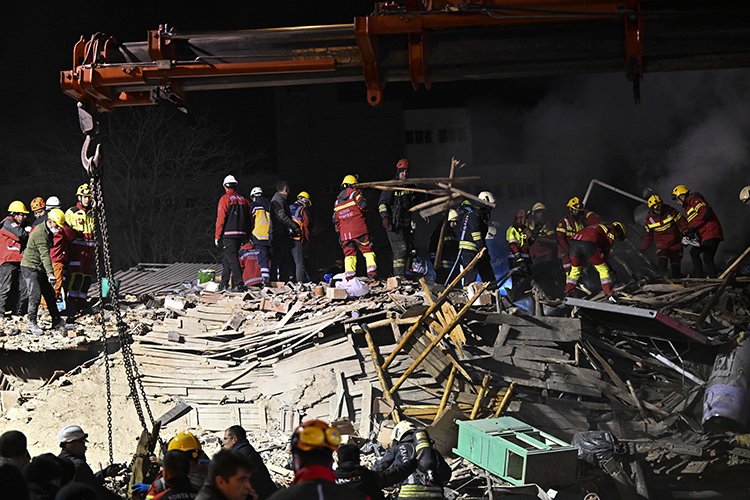 Konya'da 3 katlı bina çöktü: Çökme anı kamerada