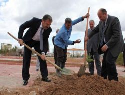 Karamanoğlu Mehmetbey Üniversitesi'nde Ağaçlandırma Çalışması