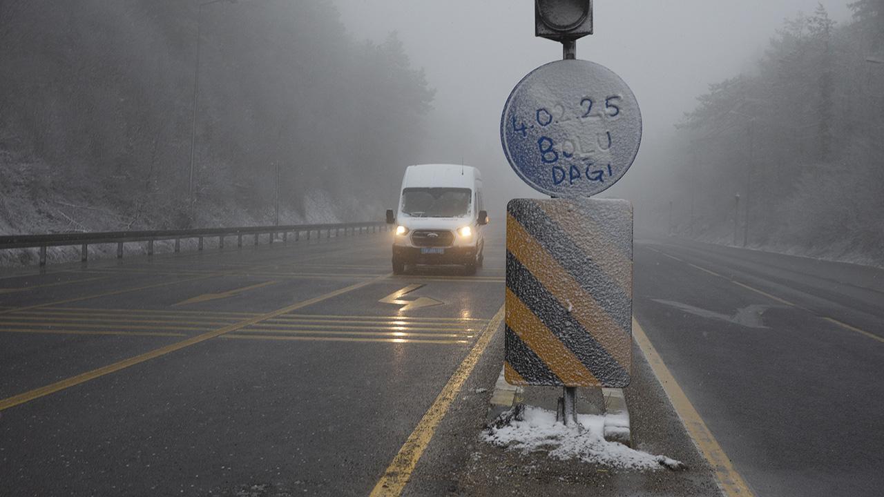 Bolu Dağı'nda kar ve sis bir arada