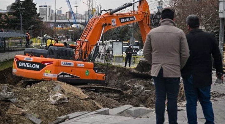 Başkent'te Yüzüncü Yıl Meydanı'nda göçük
