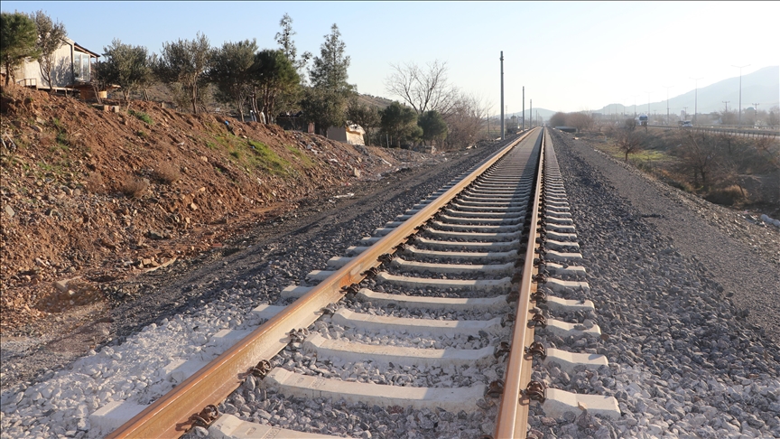 Depremlerde "S" şeklini alan raylar onarıldı