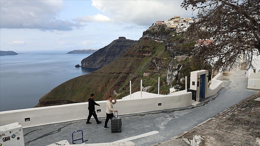 Ege'deki sismik hareketlilik nedeniyle yaklaşık 9 bin kişi Santorini Adası'nı terk etti