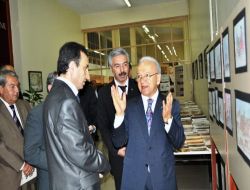 Adana İl Halk Kütüphanesi Müdürü Arslan, Karikatür Sergisi Açtı