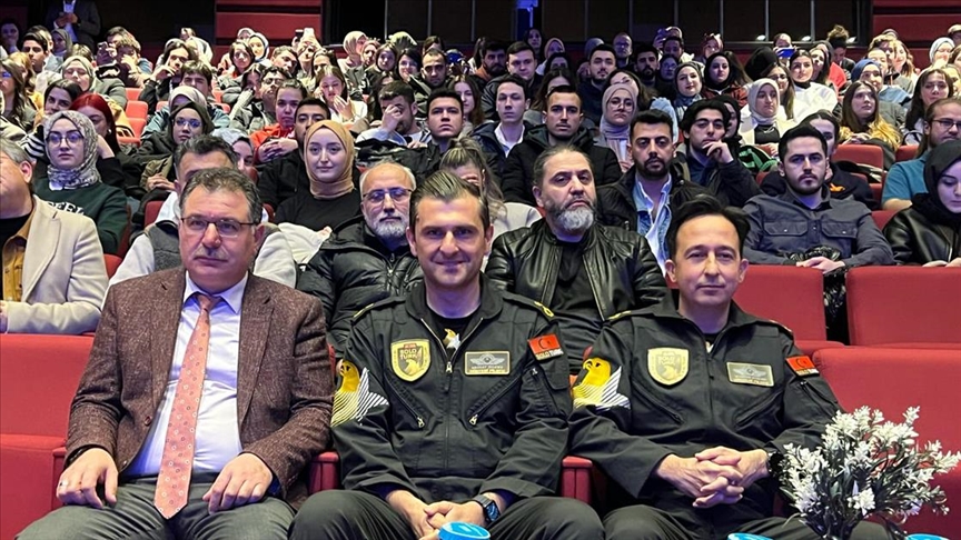 SOLOTÜRK pilotları, "İkaf'25"te gençlerle buluştu!