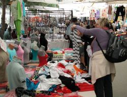 Kuşadası'nın Çarşamba Tekstil Pazarında Sezon Başladı
