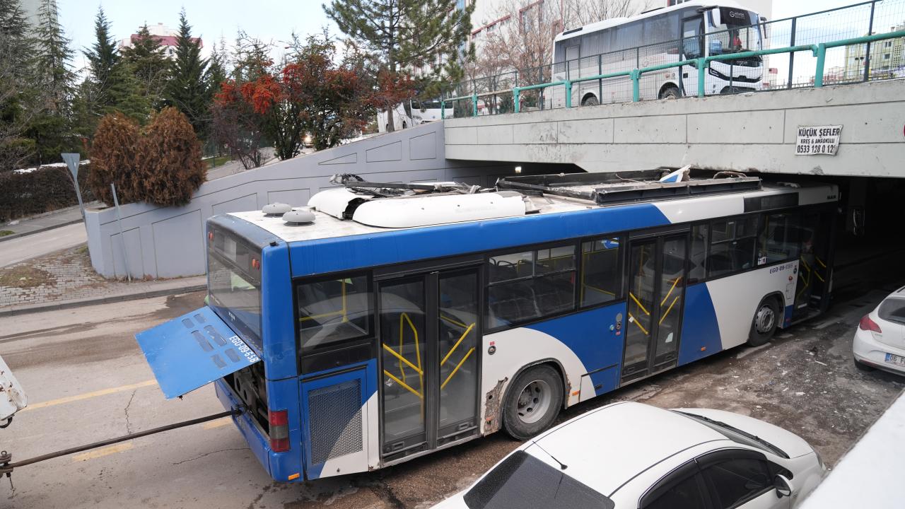 Ankara'da EGO otobüsü köprüye sıkıştı