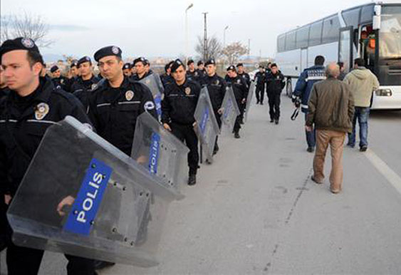 Tekel İşçileri ile Polis Arasında Arbede Yaşandı!