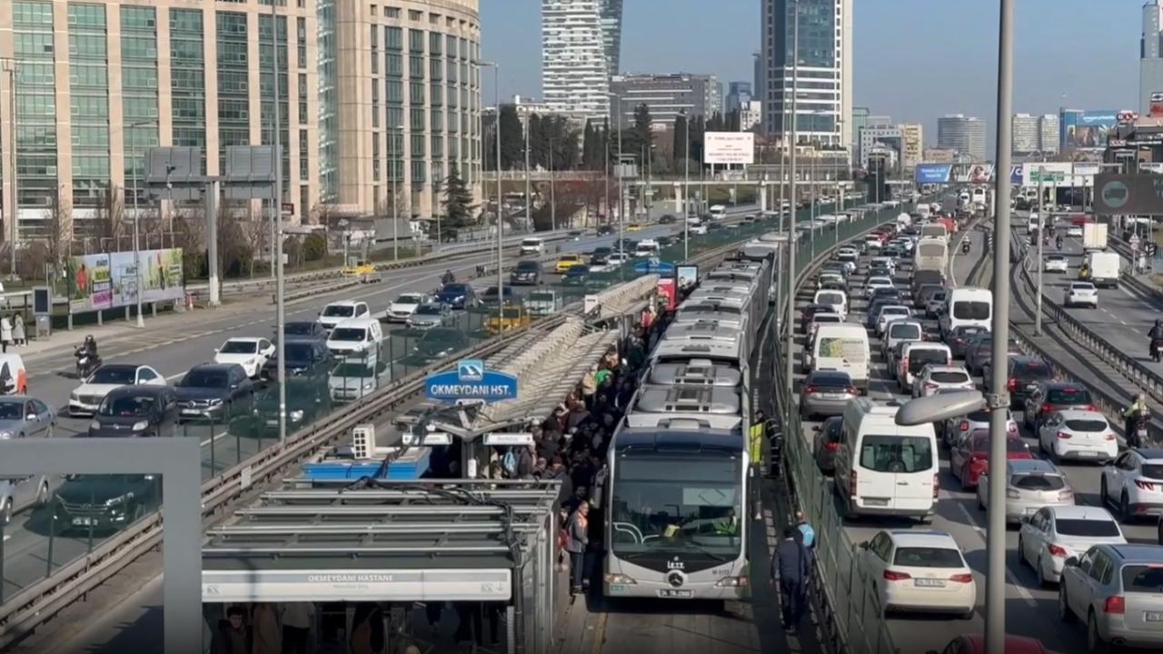 Arızalanan metrobüs yoğunluğa neden oldu