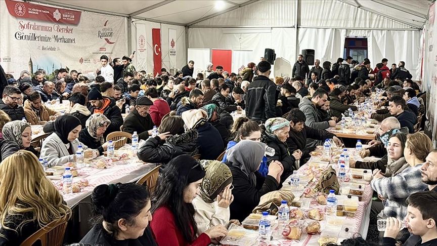 Kırşehir Ahi Evran Külliyesi'nde yüzlerce kişi ilk iftarı birlikte yaptı