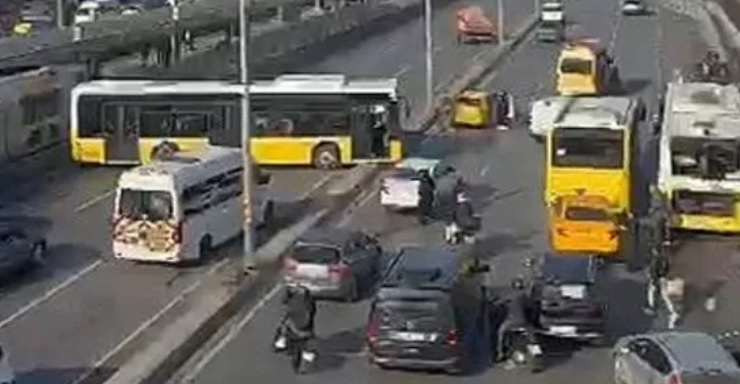 İETT otobüsü kaza yaptı, yol trafiğe kapandı
