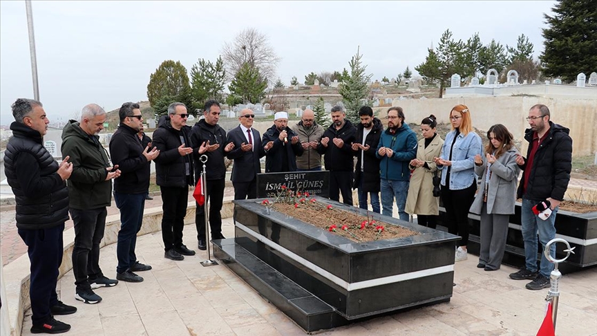 Sivas'ta meslektaşları gazeteci İsmail Güneş'i kabri başında andı