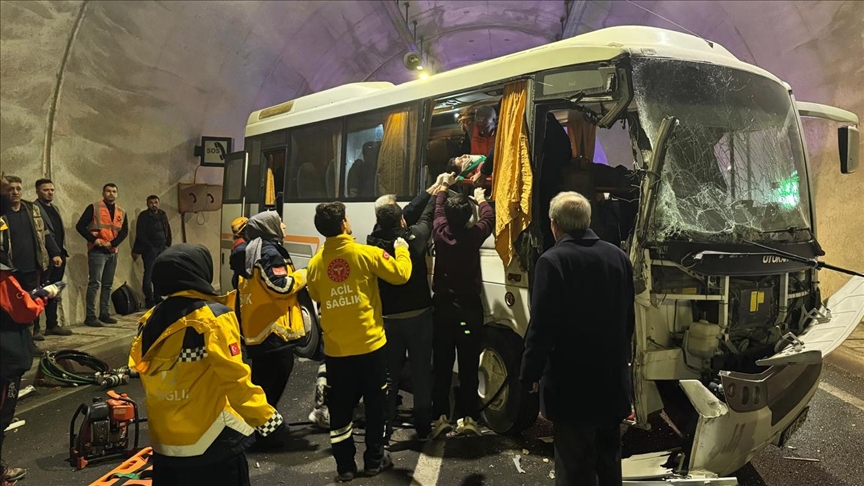 Sivas'ta midibüs ile tırın çarpıştığı kazada 14 kişi yaralandı