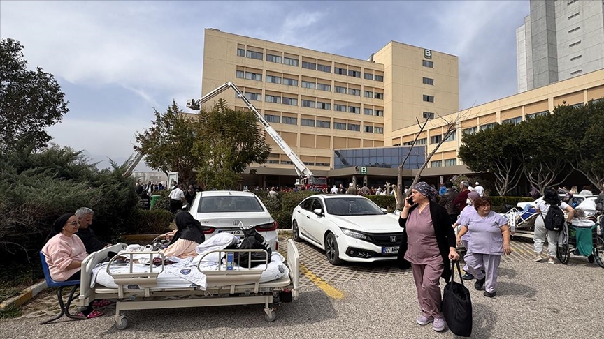 Akdeniz Üniversitesi Hastanesi Acil Servisi yangın nedeniyle tahliye ediliyor