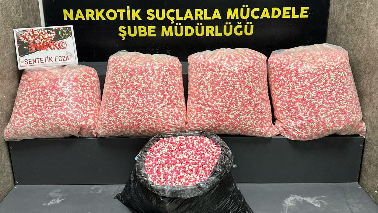 İzmir'de uyuşturucu operasyonu: 160 bin 940 sentetik ecza ele geçirildi