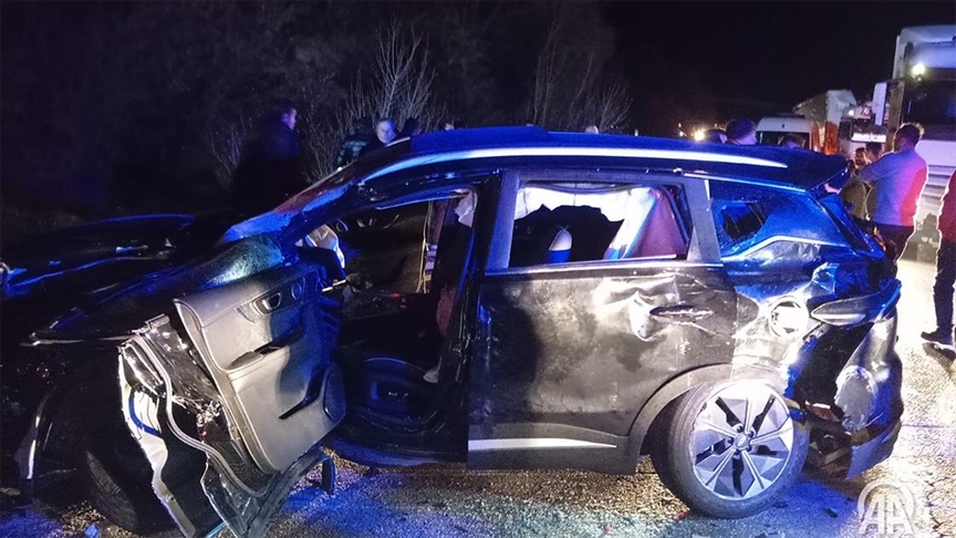 Sivas'ta yolcu otobüsü ile otomobilin çarpıştığı kazada 10 kişi yaralandı