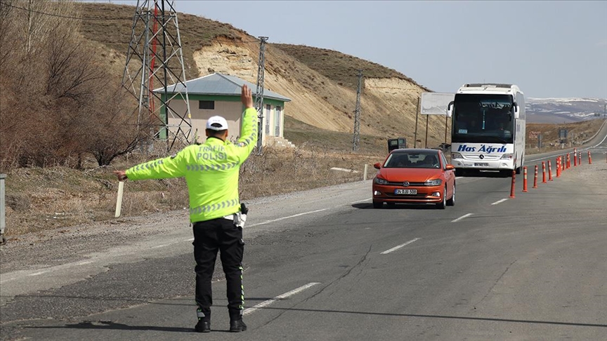 Bayram tatilinde jandarma ve polis trafik güvenliği için yoğun mesai yapacak