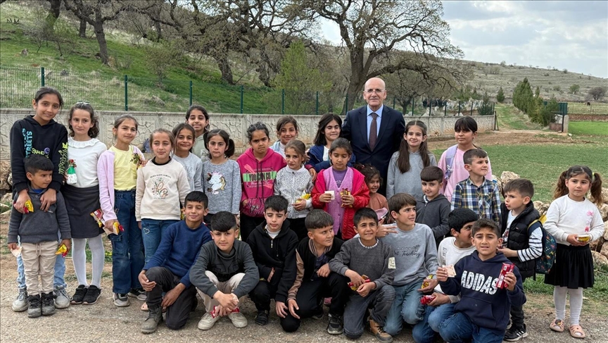 Bakan Şimşek, bayram öncesi memleketi Batman'da çocuklarla bir araya geldi