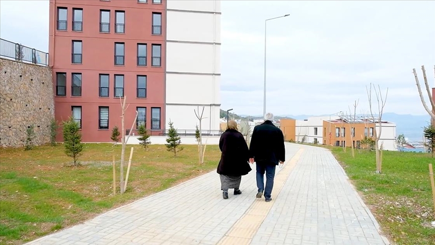 Kurum, bayrama yeni evlerinde girecek olan depremzede Balveren çiftinin mutluluğunu paylaştı