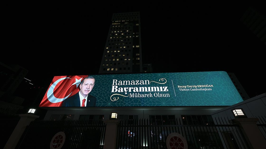 Erdoğan'ın bayram mesajı İletişim Başkanlığı binasına yansıtıldı