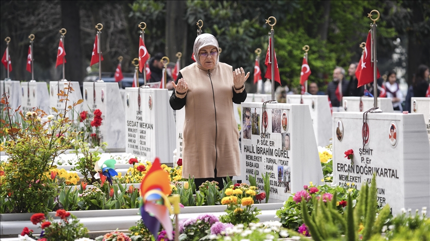 Edirnekapı Şehitliği'nde bayram yoğunluğu yaşanıyor