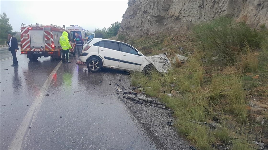 Antalya'da yolcu otobüsüyle çarpışan otomobildeki 2 kişi öldü