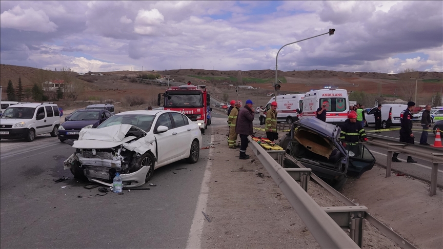 Bayram tatilinin ilk 3 günü trafik kazalarında 27 kişi hayatını kaybetti