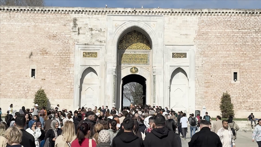 Turistik mekanlar ve sahil kesimlerinde, bayram tatili yoğunluğu yaşanıyor