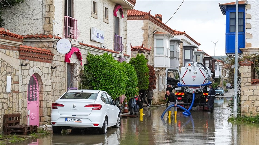 İzmir'de sağanak etkili oldu