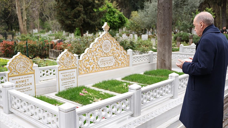 Cumhurbaşkanı Erdoğan, anne ve babasının kabirlerini ziyaret etti