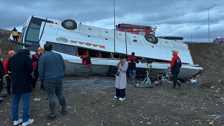 Sivas'ta devrilen yolcu otobüsünde 2 kişi hayatını kaybetti, 23 kişi yaralandı