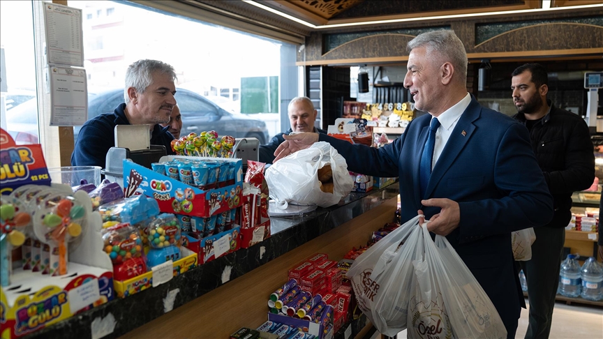 Ticaret Bakanı Bolat, "boykot" çağrılarına karşı esnafı ziyaret ederek alışveriş yaptı