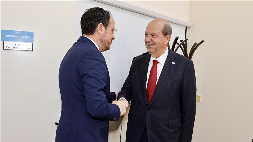 KKTC Cumhurbaşkanı Tatar, GKRY lideri Hristodulidis ile ara bölgede görüştü